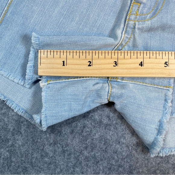Vintage Levi’s Denim Shorts, Light Wash, Woven Pockets, Raw Hem Size 13 - Picture 11 of 11